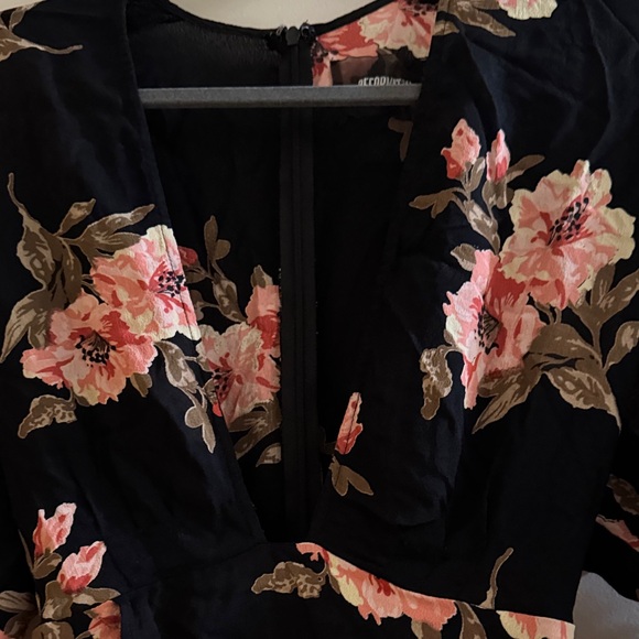 Reformation Floral Wrap Dress size 0-made In USA- 100% viscose - Picture 9 of 10